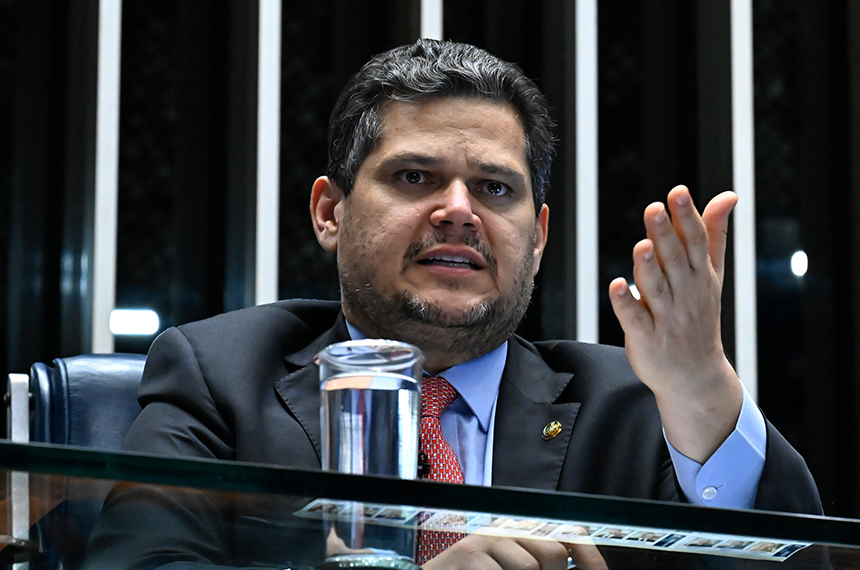 Senador Davi Alcolumbre (União-AP) conduz sessão.