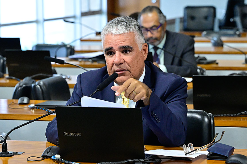 À bancada, em pronunciamento, senador Eduardo Girão (Novo-CE).