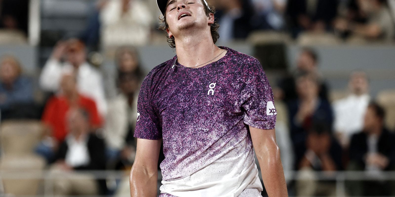 João Fonseca luta, mas dá adeus a Roland Garros após revés para Mensik