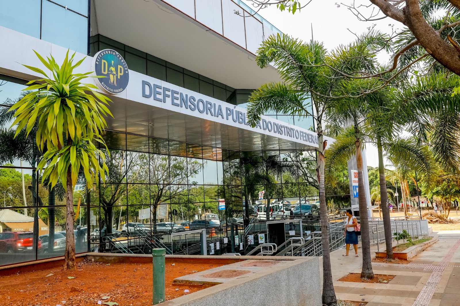 Hoje, a Defensoria Pública está presente em quase todas as regiões administrativas. Há projetos para a expansão da instituição até chegarmos a todas elas. Poder acolher e orientar essas pessoas é causa de muita alegria para os que compõem a instituição”, define o defensor público-geral, Celestino Chupel