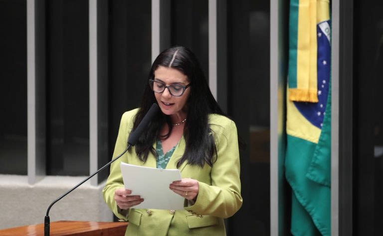 Comissão aprova projeto que garante escolta policial para mulher denunciar agressor — Portal da Câmara dos Deputados
