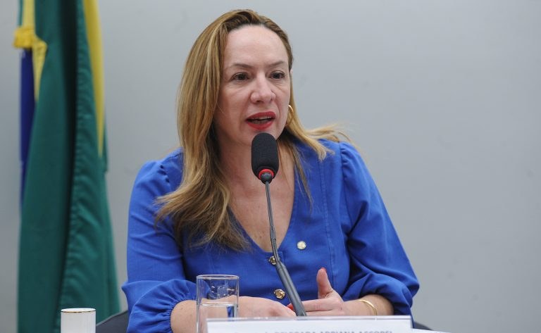 Comissão aprova projeto que obriga condução à delegacia após relato de violência contra mulher — Portal da Câmara dos Deputados