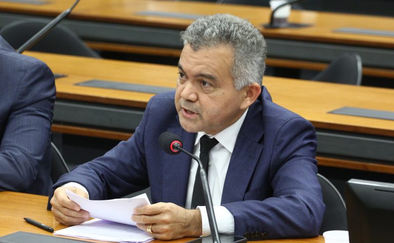 Deputado Cleber Verde (MDB-MA) fala em comissão da Câmara dos Deputados