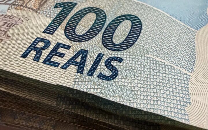 Dólar cai para R$ 5,07, menor nível em um mês; bolsa fica estável