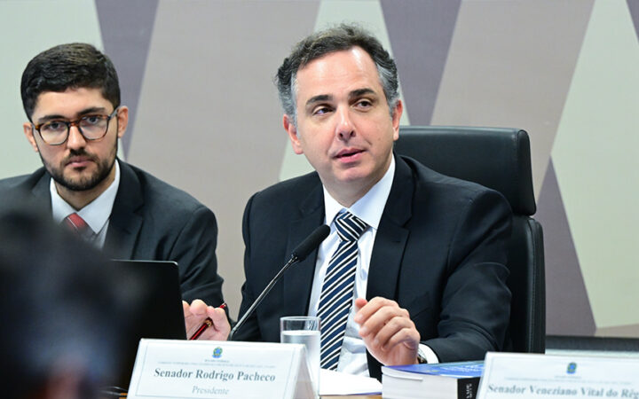 À mesa, presidente da CTCIVIL, senador Rodrigo Pacheco (PSD-MG), conduz audiência.